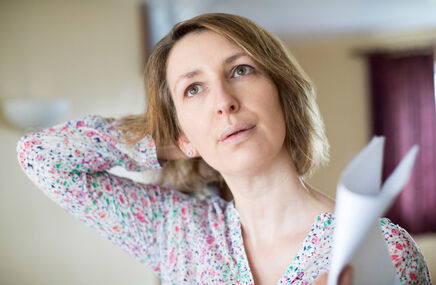 Kobieta zaczyna odczuwać objawy wczesnej menopauzy
