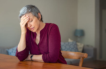 Kobiecie w średnim wieku dokuczają pierwsze objawy menopauzy