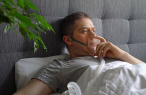 Mężczyzna inhaluje się solą fizjologiczną