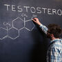 Mężczyzna pisze na tablica wzór chemiczny testosteronu 