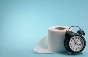 Papier toaletowy i zegarek
