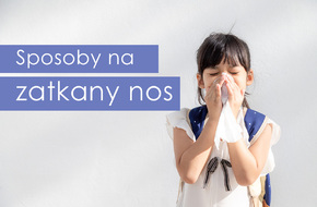 Dziecko cierpiące z powodu kataru i zatkanego nosa