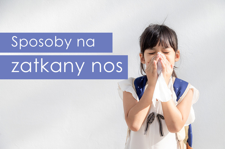 Dziecko cierpiące z powodu kataru i zatkanego nosa