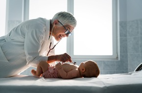Neonatolog bada noworodka