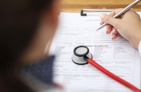 Lekarz wypełnia ankietę biorąc udział w programie Profilaktyka 40 PLUS