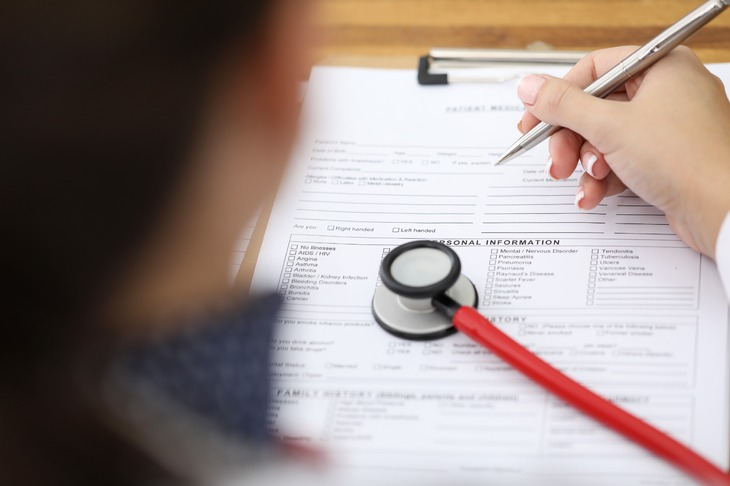Lekarz wypełnia ankietę biorąc udział w programie Profilaktyka 40 PLUS