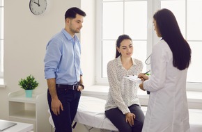 Para rozmawiająca z lekarzem o dofinansowaniu do in vitro