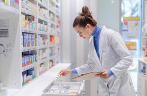 Farmaceutka pracuje w aptece po zmianach w realizacji recept