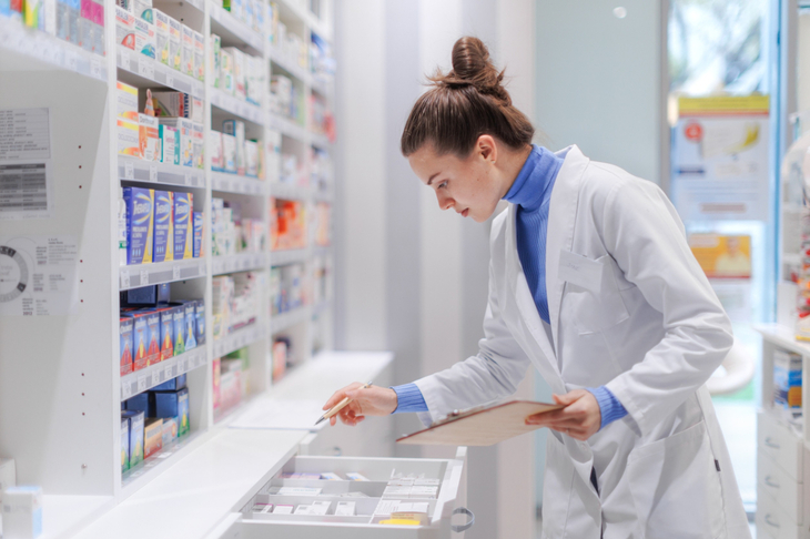 Farmaceutka pracuje w aptece po zmianach w realizacji recept