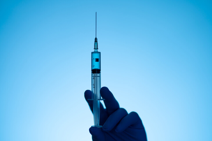 Na zdjęciu widać strzykawkę z bardzo cienką igłą, która może zostać wykorzystana do wykonania biopsji cienkoigłowej.