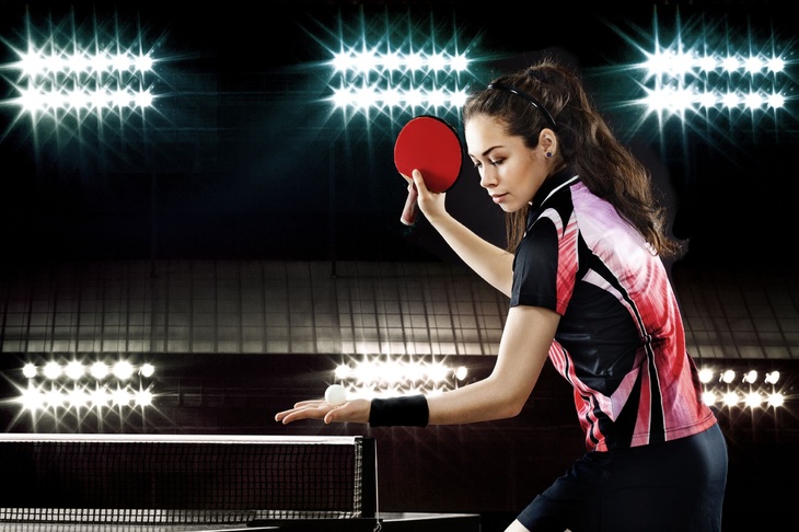 Kobieta w sportowym stroju grająca w tenisa stołowego