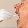 Osbowa poddawana badaniu mikrobiologicznemu